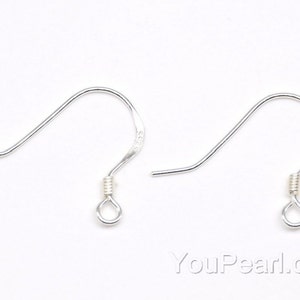 Puede incluir: Dos ganchos para pendientes de plata con un pequeño bucle en la parte inferior. Los ganchos son de metal y están diseñados para ser utilizados con pendientes.