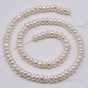 Puede incluir: Una hebra de perlas de agua dulce blancas, de aproximadamente 6-7 mm de tamaño, con una forma ligeramente irregular. Las perlas están enhebradas en un hilo blanco y están listas para ser utilizadas para la elaboración de joyas.