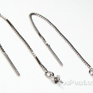 Può includere: Un paio di chiusure per orecchini in argento con un design a catena. Le chiusure sono lunghe circa 5 cm e hanno un anello all'estremità per attaccare un ciondolo.