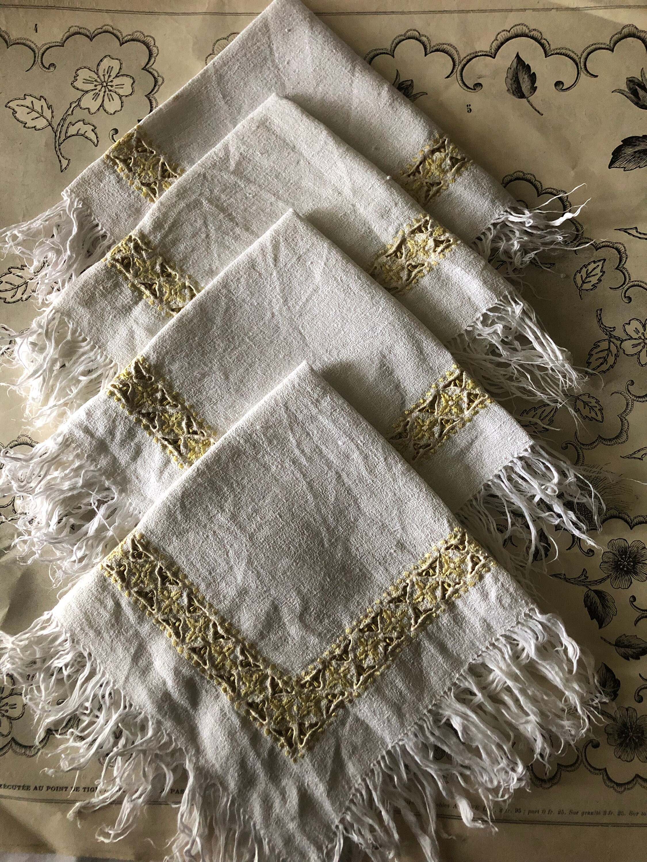 Ensemble de 4 Serviettes Vintage Français 1930 Handmade Fringed & Embroidered Tea Time