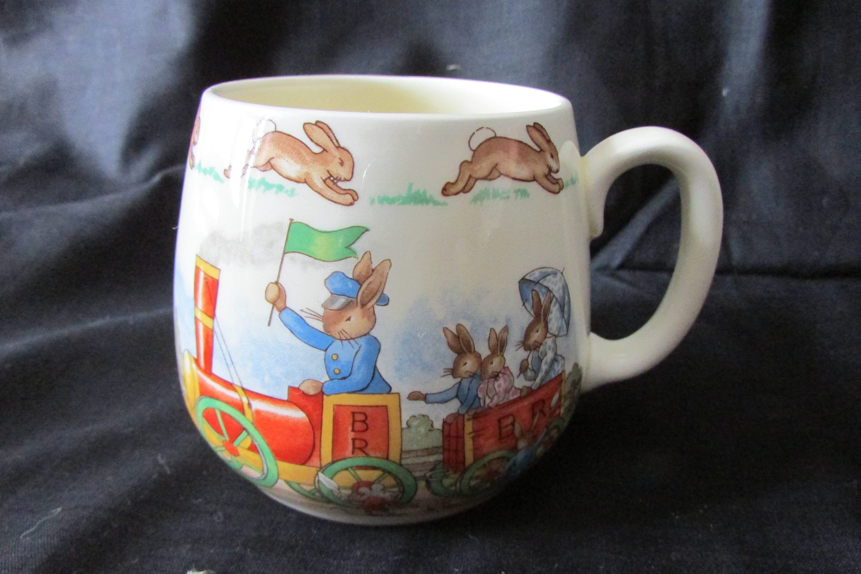 Porcelaine Royal Doulton Bunnykins Pépinière Mug Train à La Ville de Lapin C1932 Superbe État