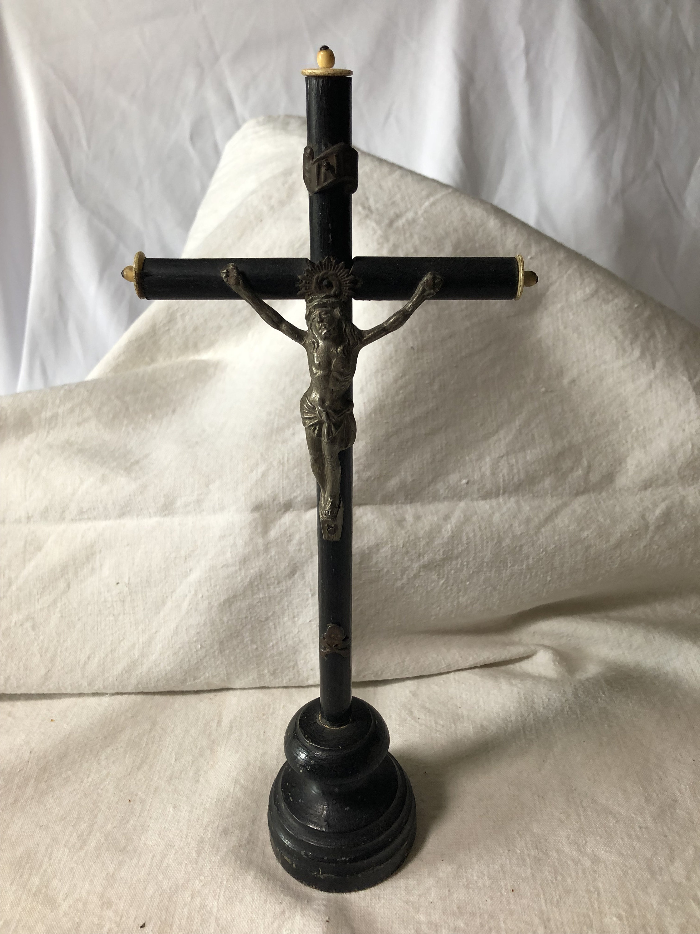 Croix d'autel en Bois Ébonisé Français Antique avec Crâne et Os Croisés Vers 1890