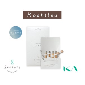 以下が含まれることがあります： Seeknit Curveの竹製編み針が入った白いパッケージ。パッケージには、木製のハンドルとシルバーの先端が付いた8本の針のセットが含まれています。Seeknitのロゴが見えます。「Koshitsu」の文字が上にあります。