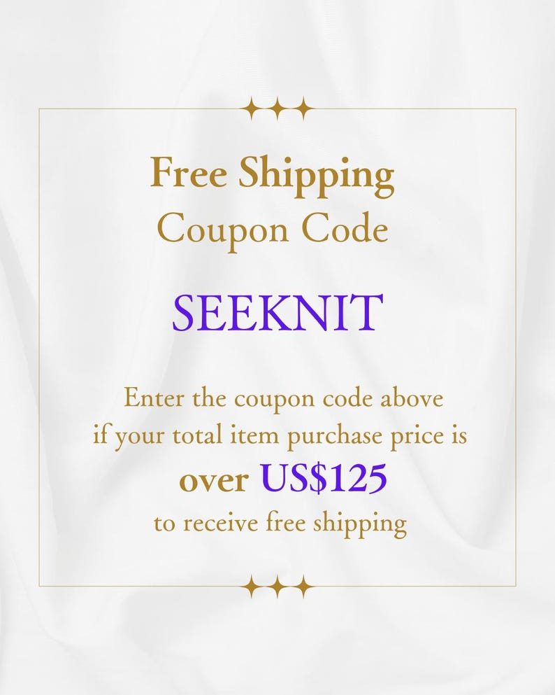 Pu&ograve; includere: Un grafico rettangolare con un sottile bordo dorato su uno sfondo di tessuto bianco. Il testo recita: Free Shipping Coupon Code SEEKNIT. Enter the coupon code above if your total item purchase price is over US$125 to receive free shipping.