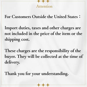 Pu&ograve; includere: Un cartello informativo bianco con icone a forma di stella dorata in alto e in basso. Il testo recita: Attention. For Customers Outside the United States: Import duties, taxes and other charges are not included in the price of the item or the shipping cost. These charges are the responsibility of the buyer. They will be collected at the time of delivery. Thank you for your understanding.