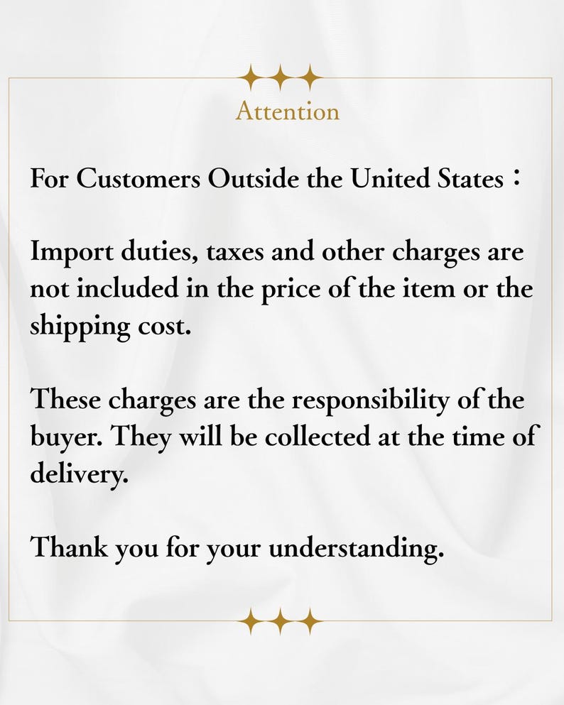 Pu&ograve; includere: Un cartello informativo bianco con icone a forma di stella dorata in alto e in basso. Il testo recita: Attention. For Customers Outside the United States: Import duties, taxes and other charges are not included in the price of the item or the shipping cost. These charges are the responsibility of the buyer. They will be collected at the time of delivery. Thank you for your understanding.
