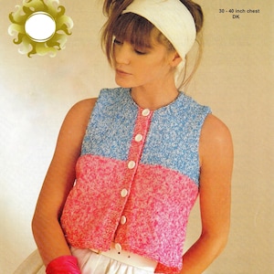 以下が含まれることがあります： ボタン留めの袖なしニットベスト。ベストは、斑点模様のブルーとピンクの糸で作られています。ベストは胸囲30〜40インチで、DK糸で作られています。
