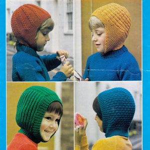 Op de afbeelding: Vier afbeeldingen van kinderen die gebreide capuchons dragen in verschillende kleuren: roest, geel, groen en blauw. Elk kind draagt ook een blauwe of gele trui. De capuchons hebben verschillende gestructureerde patronen.