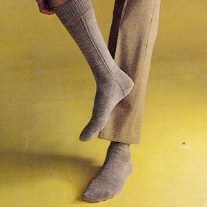 Men&#39;s socks to knit.  Long socks, twist st detail, 3 ply on four needles, 3 sizes.  Classic vintage knitting pattern.  Instant download PDF.