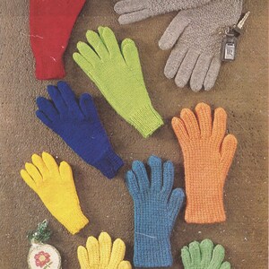 Op de afbeelding: Assortiment van gebreide handschoenen in verschillende kleuren, waaronder rood, blauw, groen, geel en oranje. De handschoenen liggen op een bruin, getextureerd oppervlak.