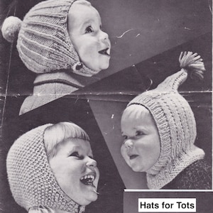 Puede incluir: Tres niños con gorros de punto con orejeras. Los gorros son de varios estilos, incluyendo uno con un pompón en la parte superior y otro con una punta puntiaguda. La imagen está en blanco y negro y tiene el texto "Hats for Tots" en la parte inferior.