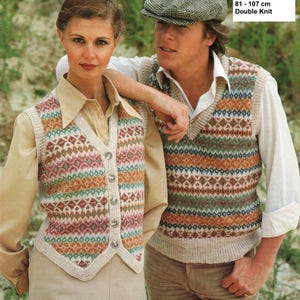 Può includere: Due persone indossano gilet di maglia abbinati con un motivo geometrico colorato. I gilet sono a maglia doppia e hanno un collo a V. Il testo "Six Sizes 32 - 42 inch chest 81 - 107 cm Double Knit" è visibile nell'immagine.