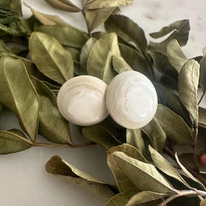 Pendientes redondos de botón, pendientes blancos de botón, pendientes blancos de poste, pendientes grandes de botón, pendientes redondos vintage, pendientes de cuerno de búfalo