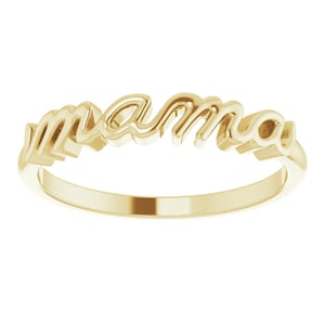 Könnte beinhalten: Ein goldener Ring mit dem Wort "mama" in Kursivschrift.