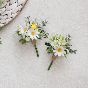 Daisy Wedding Groom Boutonniere, Father of the Bride Buttonhole Flower, Groomsmen Wildflower Wedding Boutonnieres