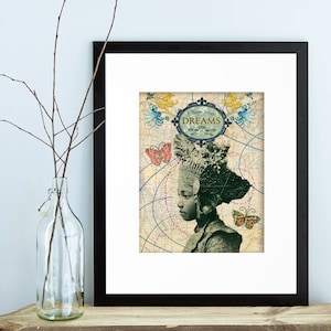 Op de afbeelding: Gelijst kunstprint met een vintage kaart achtergrond en een vrouw die een hoofdtooi draagt met de tekst "Follow Your Dreams".