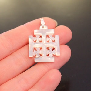 Arte Sacra de Belém: Cruz de Jerusalém em Madrepérola. Tamanho aproximado de 2,5 x 3 cm, incluindo a argola.