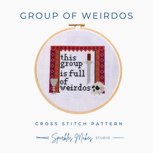 Op de afbeelding: Een kruissteekpatroon in een houten hoepel met de tekst "this group is full of weirdos." Het ontwerp bevat een beker, zwaard en schedel. De woorden "GROUP OF WEIRDOS" en "CROSS STITCH PATTERN" zijn ook zichtbaar.