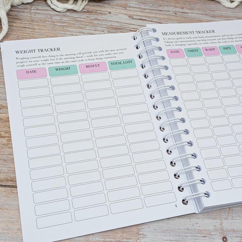Puede incluir: Una p&aacute;gina de agenda encuadernada en espiral con una secci&oacute;n de seguimiento de peso con columnas para fecha, peso, resultado y p&eacute;rdida total, y una secci&oacute;n de medidas con columnas para fecha, pecho, cintura y caderas con encabezados rosas y verdes.