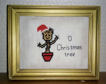 Baby Groot de Noël -- Les gardiens de la galaxie -- O Christmas tree - Tableau au point de croix - 12x10 cm