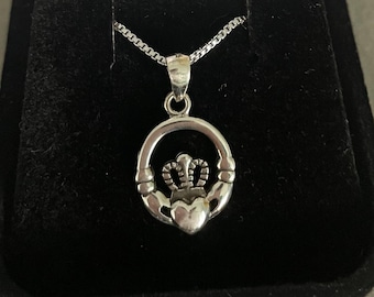 Collana Claddagh in argento sterling 925. Nodo celtico, Claddagh in argento sterling, gioielli personalizzati. Scegli una catena italiana. 444 - Italia