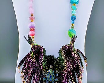 Collar con colgante de rana estilo boho y flecos con cuentas