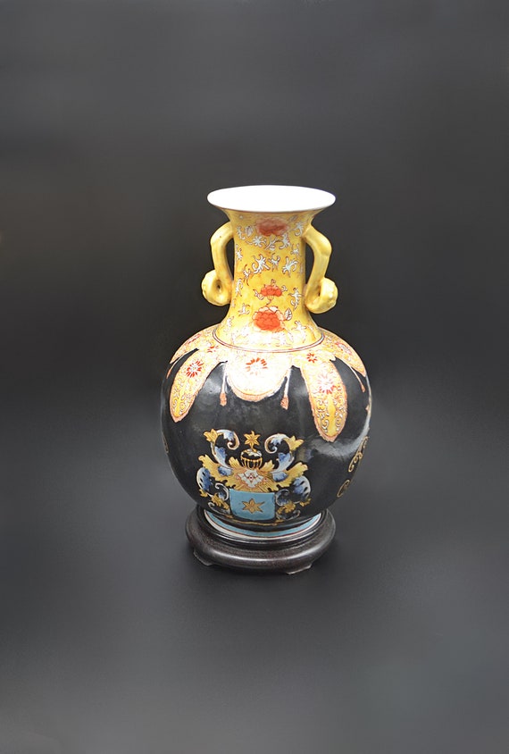 Chinese Export Armorial Vase On Wood Stand, Asian Porcelain Vase