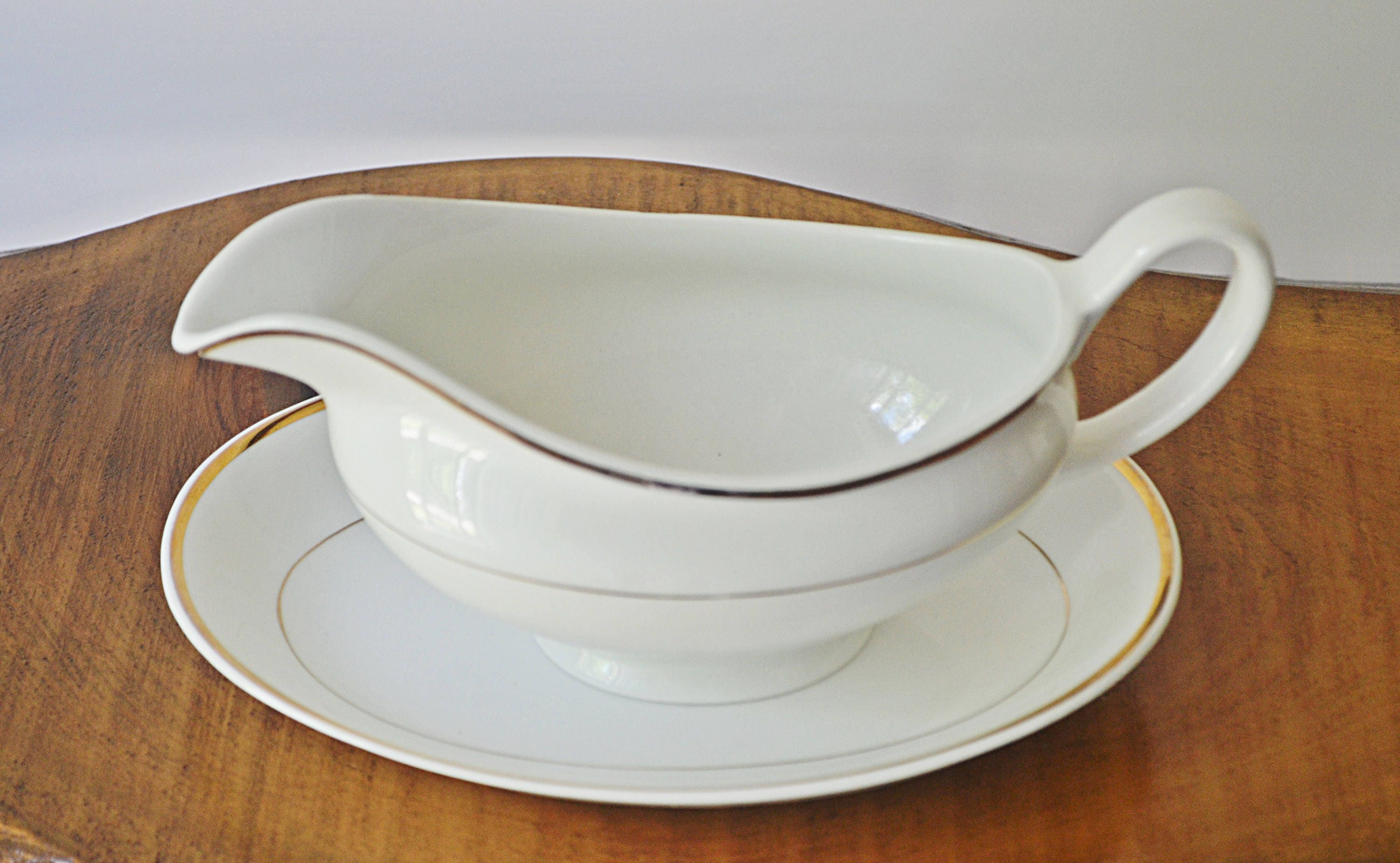 Johnson Bros Gravy Boat With Underplate Snowhite Pattern White And Gold China