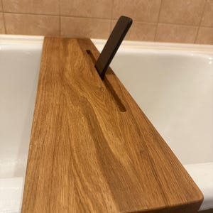 Minimalistisk badkarsbricka i ek, badkarsbricka