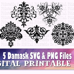 Puede incluir: Cinco diseños de patrones de damasco en blanco y negro. Los diseños son intrincados y detallados, con una variedad de motivos florales y geométricos. El texto "5 Damask SVG & PNG Files" y "DIGITAL PRINTABLE ME" está en la parte inferior de la imagen.