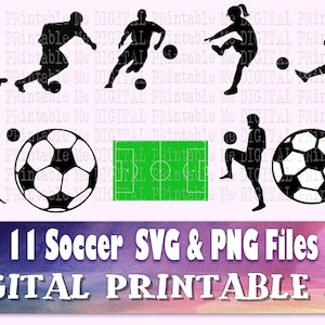 以下が含まれることがあります： サッカー選手とサッカーボールの白黒シルエット画像が11枚。サッカー場の緑色のシルエットもあります。画像の下部には「11 Soccer SVG & PNG Files」と「DIGITAL PRINTABLE ME」のテキストがあります。
