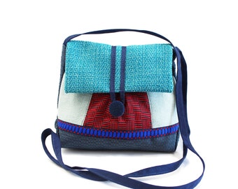 Small red and blue shoulder bag, in associated fabrics. Original woman's pouch with flap. Small, practical and light bag.