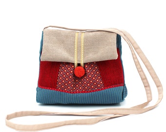 Petite sacoche bleue et rouge, avec  bandoulière. Pochette femme originale avec rabat. Petit sac pratique et léger.