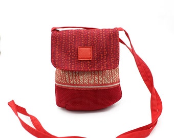 Pochette femme, mini-sac bandoulière, tissus associés tons rouges. Petit sac, léger et pratique. Sac soirée, bureau. Sac d'appoint.