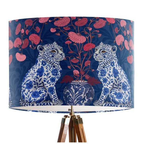 Leopardi cinesi su paralume blu - paralume in stile cinese blu e rosa, arredamento tropicale asiatico, hamptons bianchi blu Cozy Maximalist