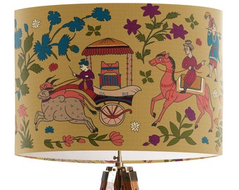 Trommel-Lampenschirm im orientalischen Stil: Prozession auf tiefem Gold - Boho Home Decor