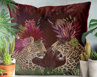 Funda de almohada con estampado de leopardo rojo caprichoso, cojín con temática de jungla tropical.