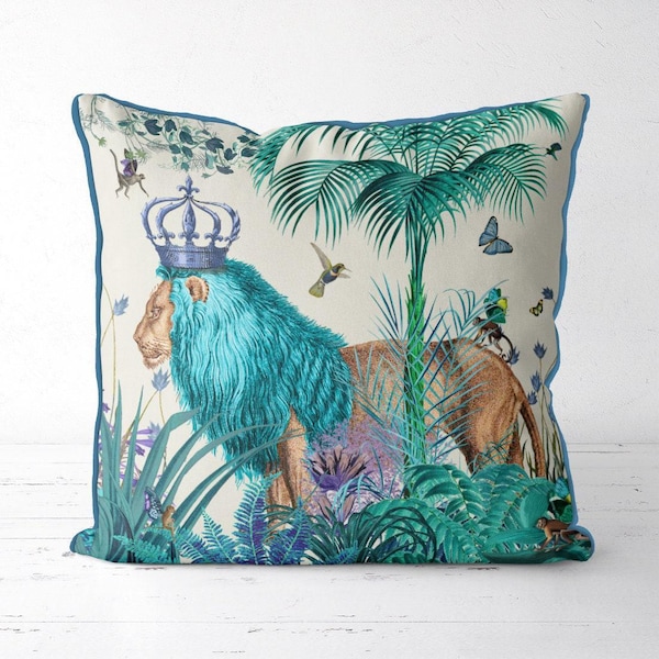 Funda de almohada con diseño de león azul y mariposas, una elegante funda de cojín grandmillennial para interiores maximalistas y audaces.