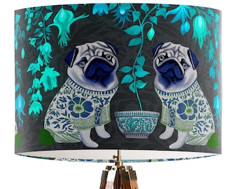 Chinoiserie Möpse auf Holzkohle Lampenschirm - Türkis grüner und blauer Lampenschirm im chinesischen Stil, asiatisches Dekor, niedlicher Mops Hund, gemütlicher Maximalist