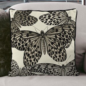 Schwarzer Schmetterling Kissenbezug, handgefertigter Designer Kissenbezug für Forestcore Dekor, Neutral Schwarz und Weiß Dekor für Wohnzimmer oder Schlafzimmer Bild 2