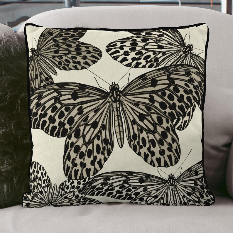 Schwarzer Schmetterling Kissenbezug, handgefertigter Designer Kissenbezug für Forestcore Dekor, Neutral Schwarz und Weiß Dekor für Wohnzimmer oder Schlafzimmer Bild 2