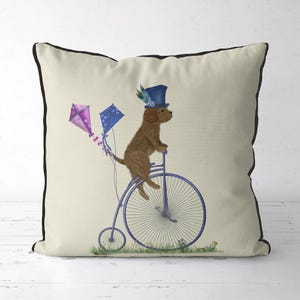 Bruine Cavapoo-kussenhoes, hondenkussenhoes op Penny Farthing Bicycle