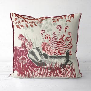 Bonita funda de almohada con diseño de tejón del bosque, una funda de cojín original para un hogar rústico y acogedor.