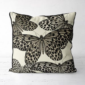 Schwarzer Schmetterling Kissenbezug, handgefertigter Designer Kissenbezug für Forestcore Dekor, Neutral Schwarz und Weiß Dekor für Wohnzimmer oder Schlafzimmer Bild 1