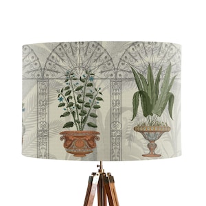 Botanischer Lampenschirm mit tropischen Pflanzenillustrationen, klassische Dekoration auf cremefarbenem Off-White, mit Tropendekor für Wintergarten und Wintergarten