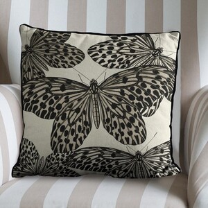 Schwarzer Schmetterling Kissenbezug, handgefertigter Designer Kissenbezug für Forestcore Dekor, Neutral Schwarz und Weiß Dekor für Wohnzimmer oder Schlafzimmer Bild 3