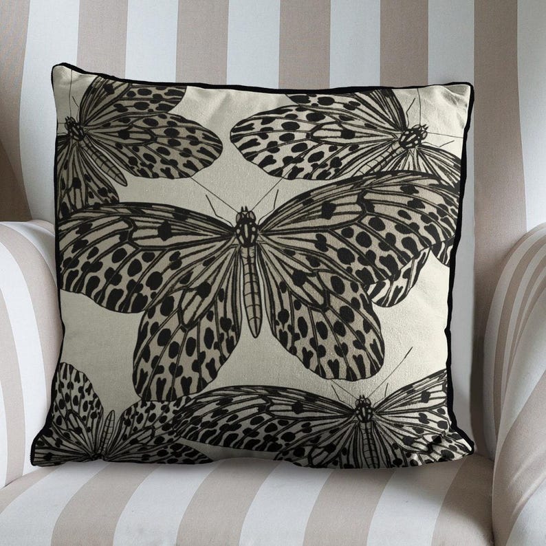 Schwarzer Schmetterling Kissenbezug, handgefertigter Designer Kissenbezug für Forestcore Dekor, Neutral Schwarz und Weiß Dekor für Wohnzimmer oder Schlafzimmer Bild 3