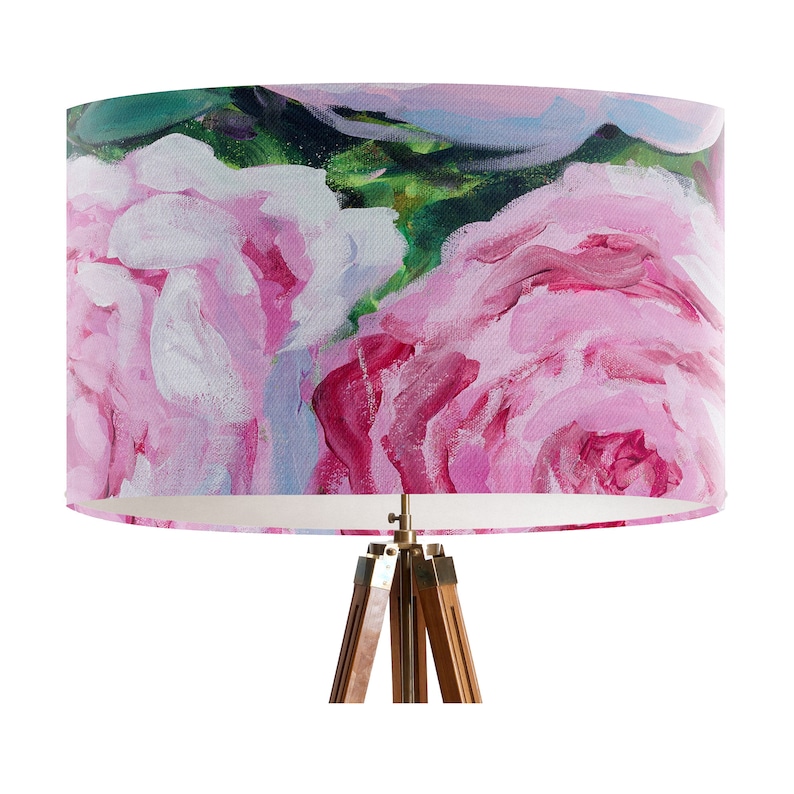 K&ouml;nnte beinhalten: Ein rosa-wei&szlig;er Blumenlampenschirm mit gr&uuml;nem Blattdesign. Der Lampenschirm steht auf einem Stativ mit goldener Metallbasis.