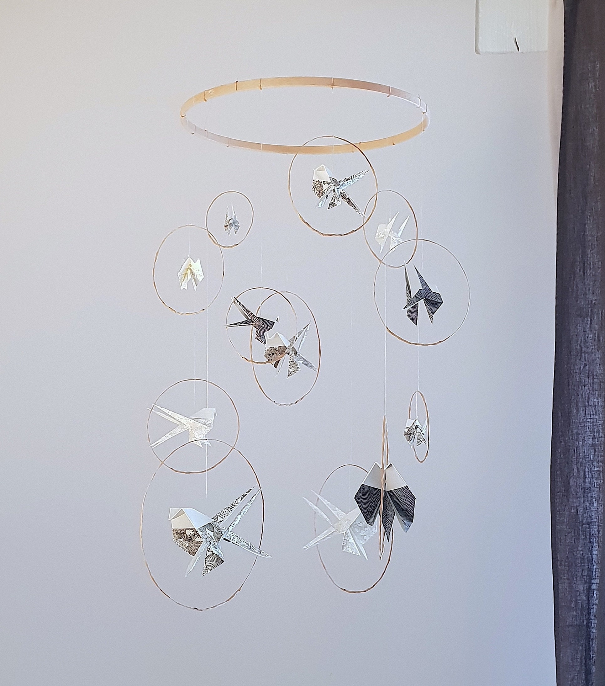 Mobile Origami 12 Mésanges Noir & Blanc sur Support Rond