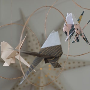 Mobile origami 9 with jungle pattern paper on round support